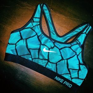 NIKE PRO x Sports Bra